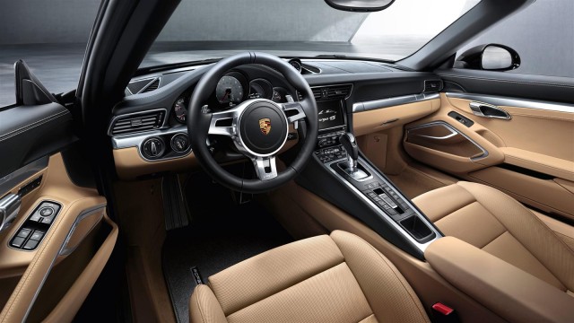 Porsche Ditches Android Auto Over Apple CarPlay for its new 2017 911 model