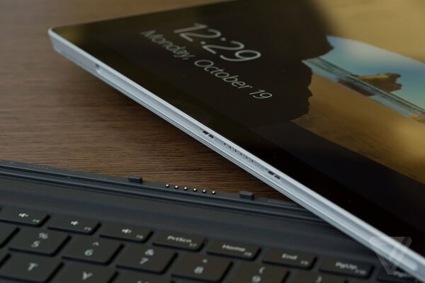 Microsoft Surface Pro 4 Bottom