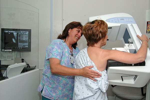 Nurse perfoming a mammogram