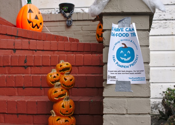 House signaled for the Teal Pumpkin Project on Halloween