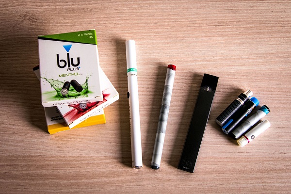 E-icgarettes next to flavor packs.